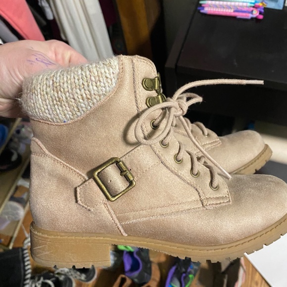 9 pairs of Kids shoes girls' sizes 4. Lightly worn and brand new - Picture 5 of 8